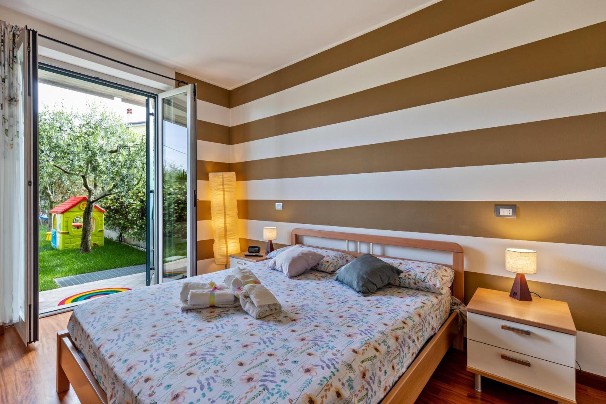 Bluemoon -Luminoso Apt Con Piscina Lazise Exterior photo