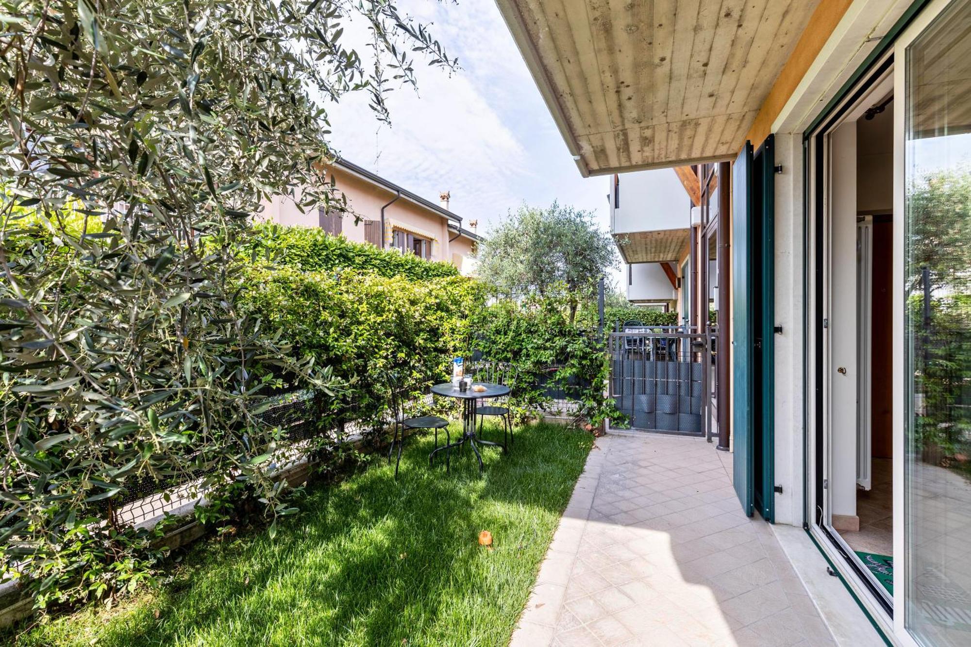 Bluemoon -Luminoso Apt Con Piscina Lazise Exterior photo