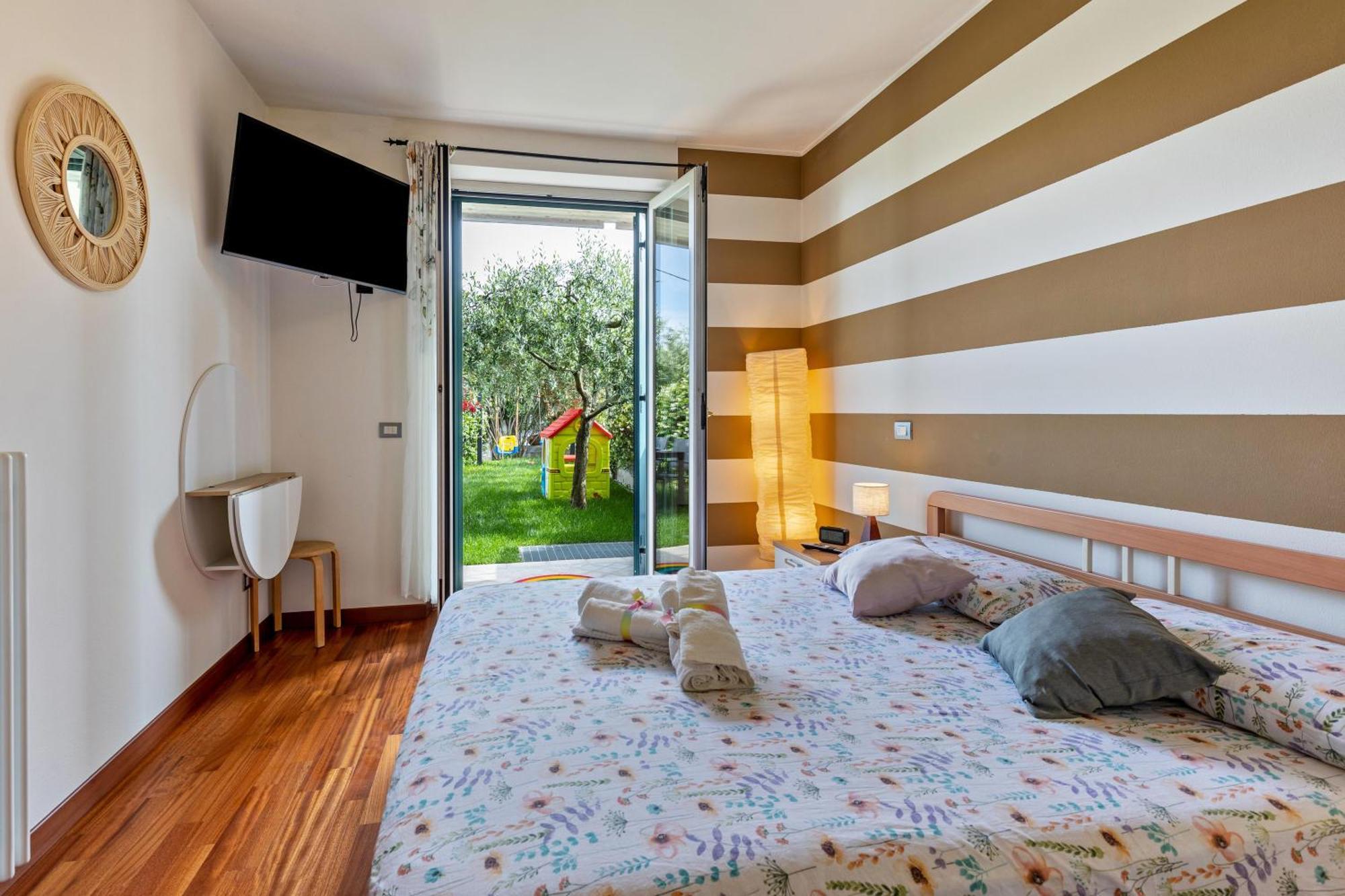 Bluemoon -Luminoso Apt Con Piscina Lazise Exterior photo