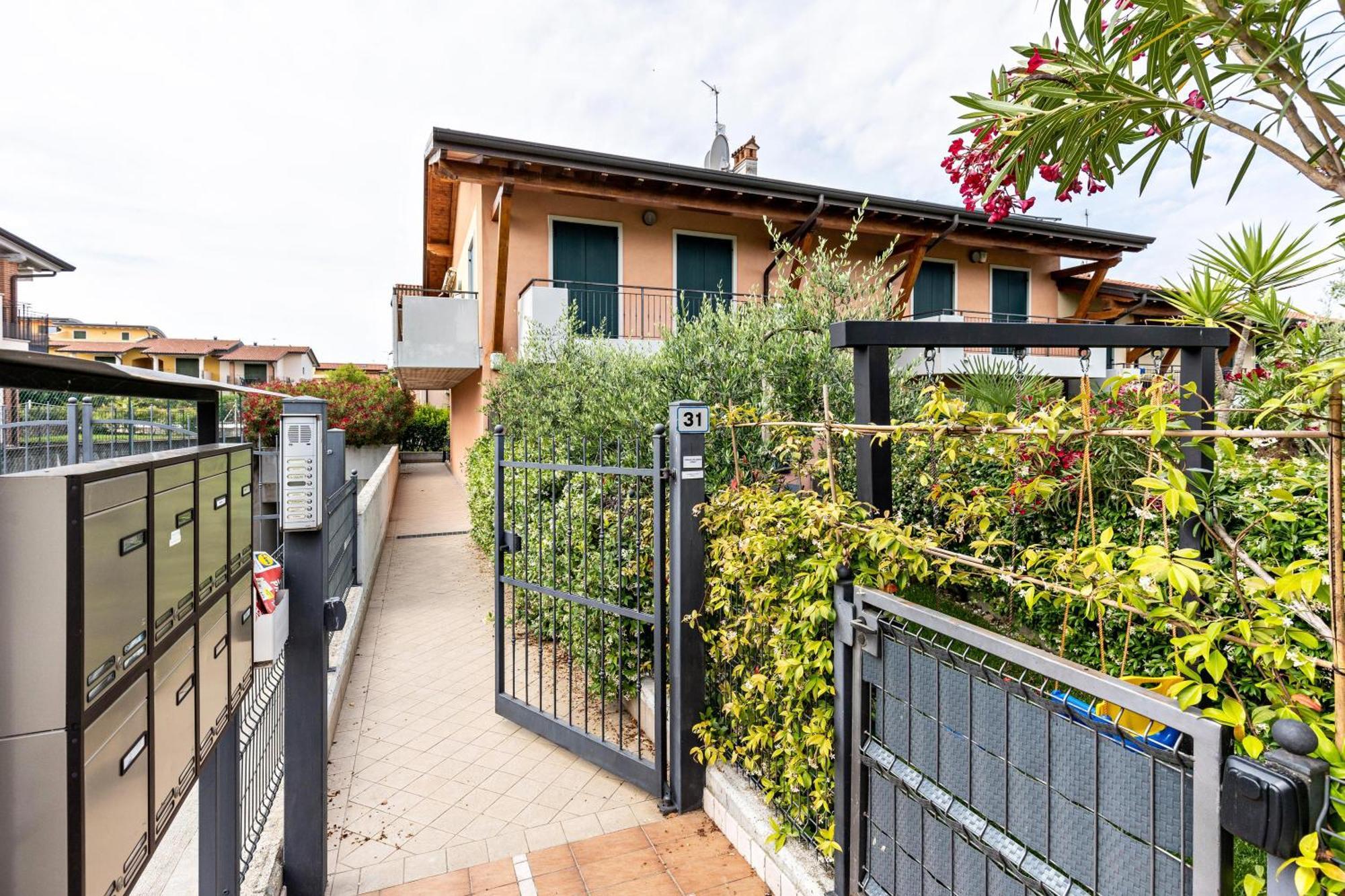 Bluemoon -Luminoso Apt Con Piscina Lazise Exterior photo